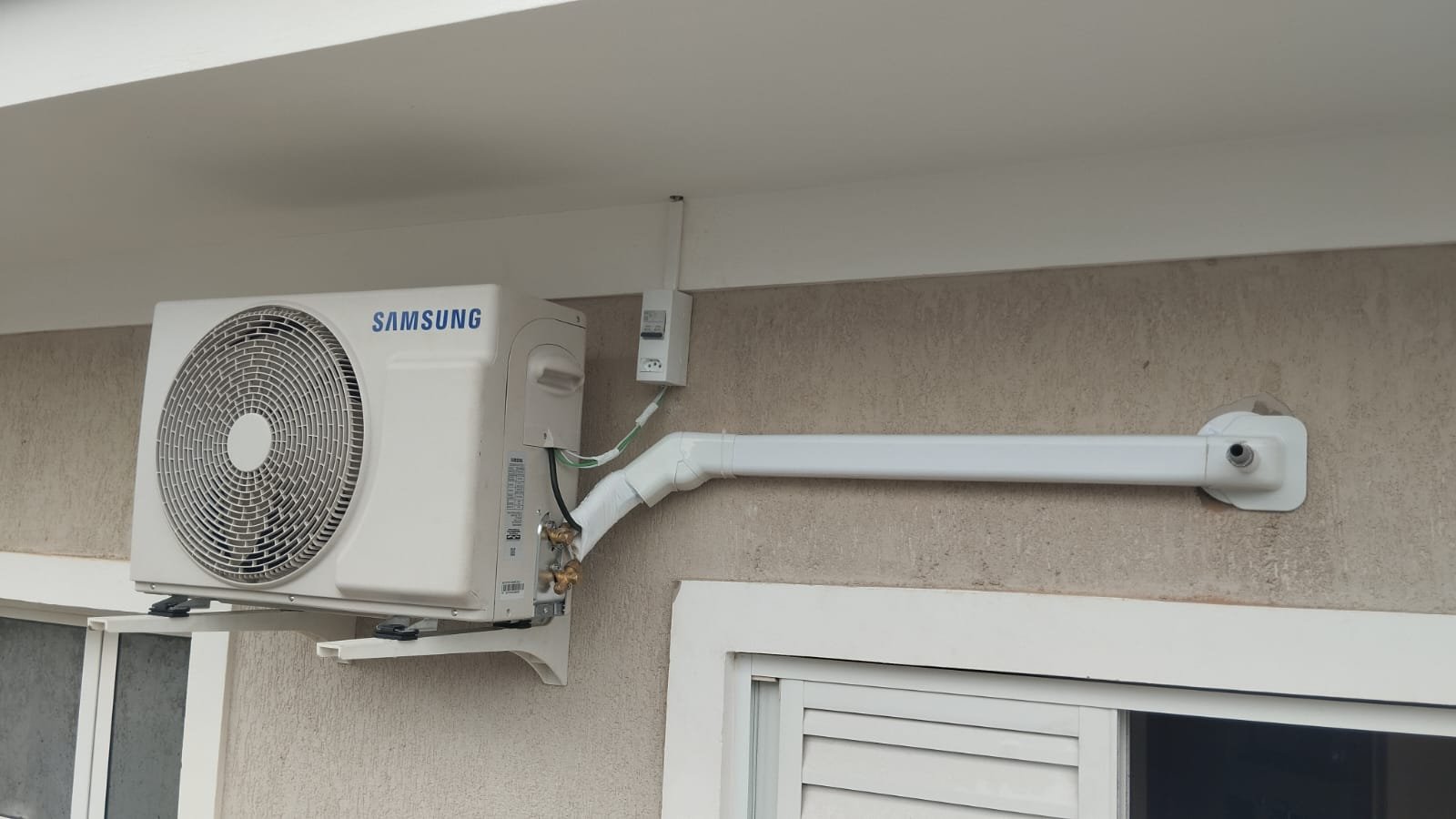 Condensadora Samsung com tubulação acabada